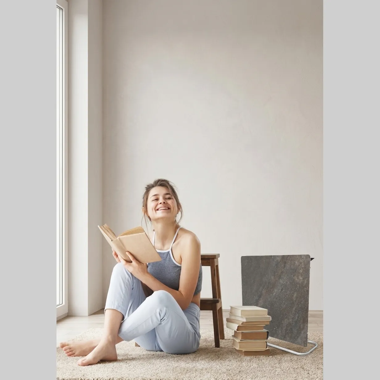 Radiateur électrique Inertia 3 en 1 installé au mur dans un intérieur moderne