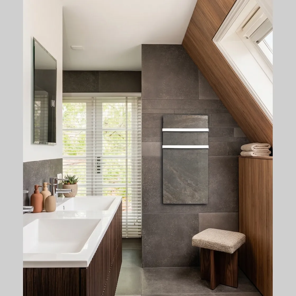 Sèche-serviettes Dual-Kherr Eternal installé dans une salle de bain moderne